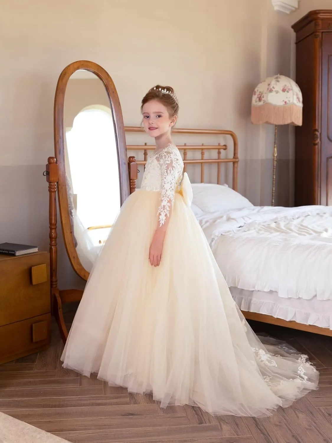 Lace Flower Girl Dress for Wedding Party Puffy Tulle Elegant Floor Long Princess First Communion Gown with Bow