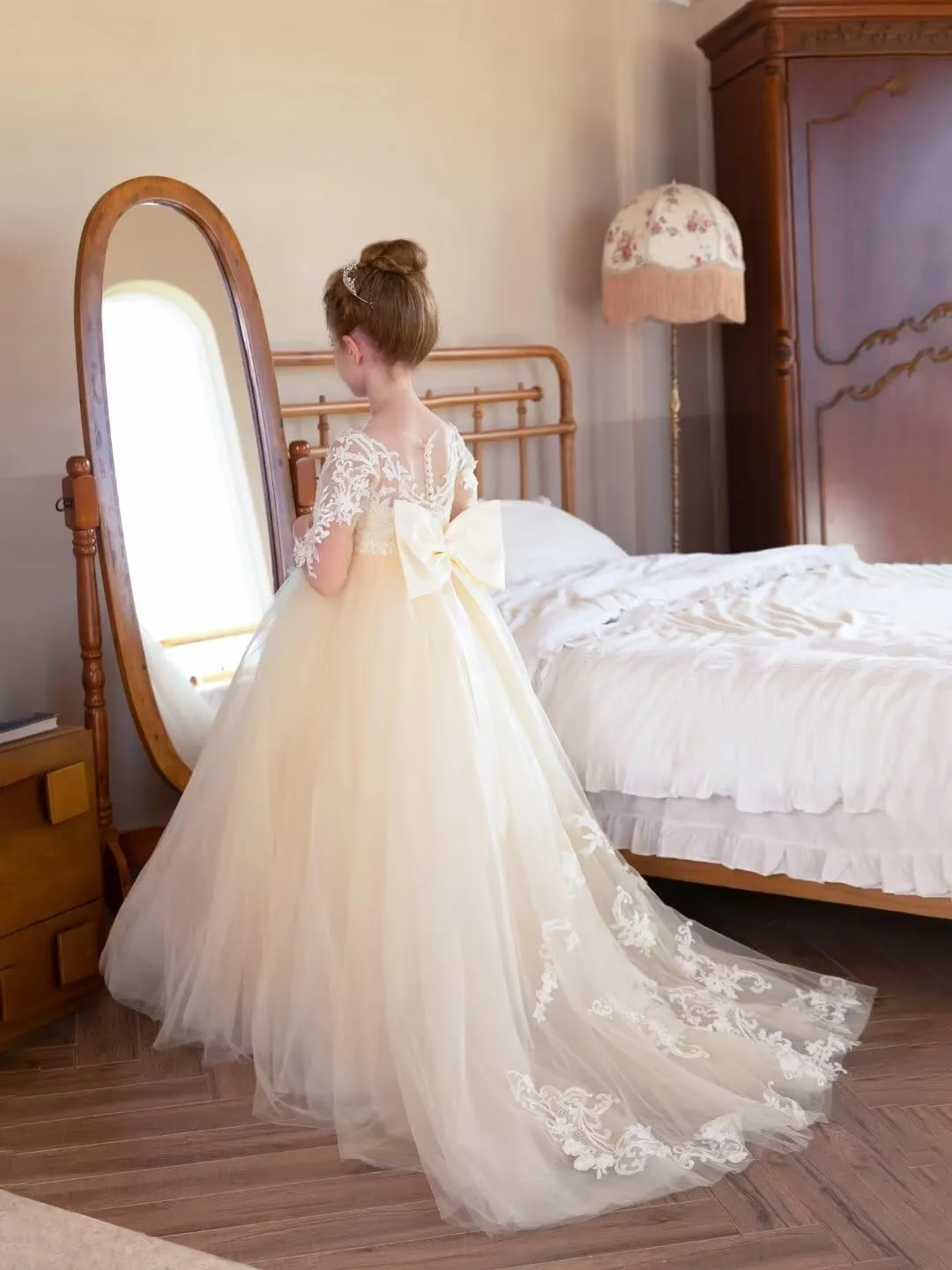 Lace Flower Girl Dress for Wedding Party Puffy Tulle Elegant Floor Long Princess First Communion Gown with Bow